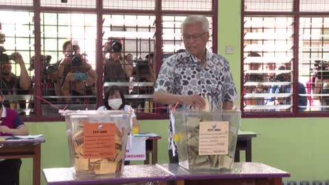 Malaysian PM casts vote at elections