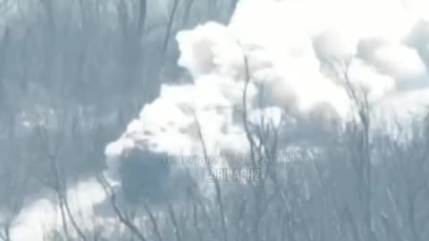 ►🇷🇺🇺🇦🚨‼️ Russian military truck uses smoke screen protecting itself from enemy drones