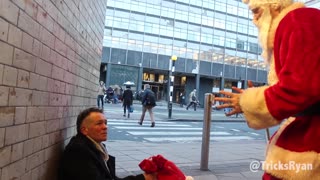 Magician dresses up as Santa to Surprise the Homeless This Christmas2023