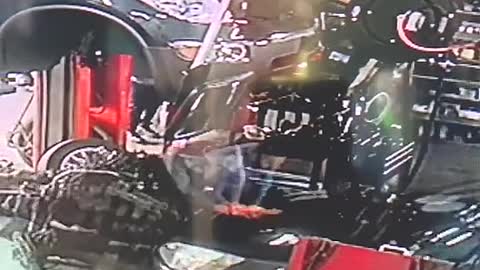 The surveillance recorded the dangerous moment in the repair of the car