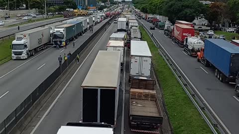 Paralisação dos caminhoneiros na BR 116 contra resultados das eleições