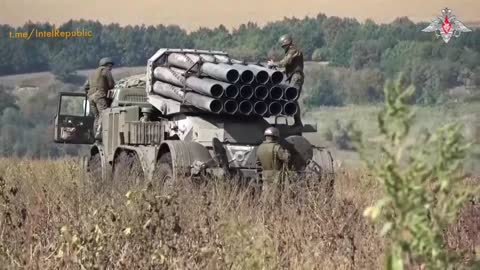 Russian troops BLAST 220MM projectiles at the enemy