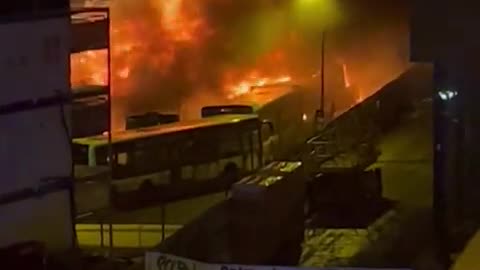 BREAKING: Ogromny pożar w zajezdni autobusowej w Aubervilliers we Francji, podczas trwających zam