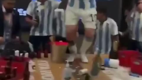 Leonel Messi dances with the world cup trophy inside Argentina dressing room | ARGENTINA #shorts