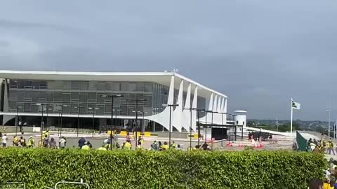 BRAZIL 🇧🇷 Pro-Bolsonaro protesters have invaded the Planalto Palace in Brasília