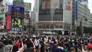 The madness of Shobuya crossing in Tokyo