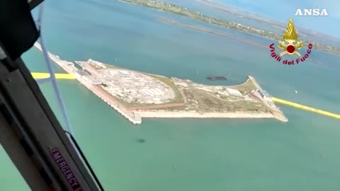 Acqua alta a Venezia, si alzano le barriere del Mose