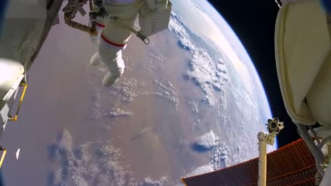 Astronautas pierden un escudo en el espacio por accidente (HD 8K)