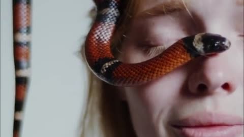 woman with snake on her head feeling afraid #shorts #fyp #viral #snake #women #headfeeling