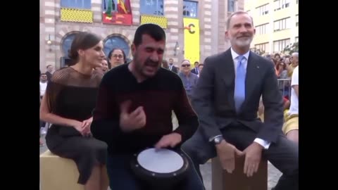 El rey FUMAO? Felipe VI sorprende a todo el mundo tocando la CAJA