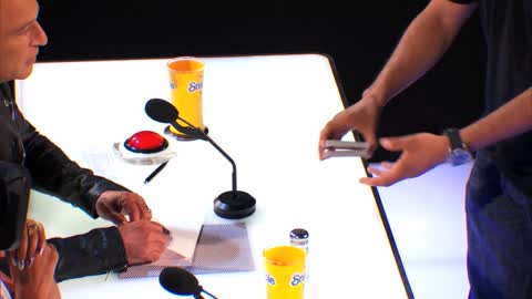 smoothini:Bar Magician flies through amazing tricks