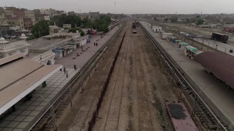 Porters left with no work in flood-hit Pakistan