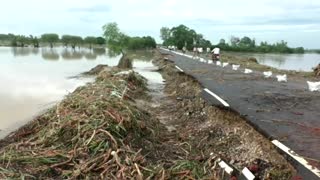 Rescuers help villagers marooned in Indian floods