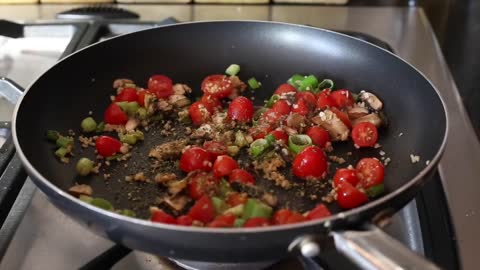 Prepare garlic tomato spaghetti in 9 minutes in a single pan