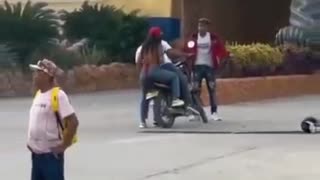 Video: Pelea fuera de motel en Cartagena paraliza el tráfico “eran influencers”