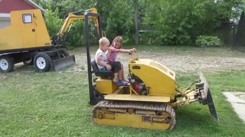 CHILDREN DRIVE MINI DOZER