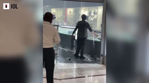 Watch: Jewellery store at Pavilion Shopping Centre robbed