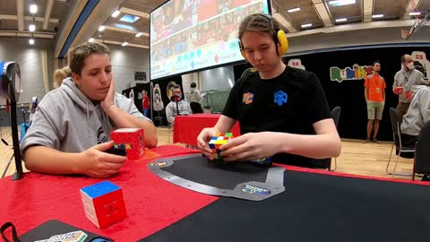 Kid Solves Rubiks Cube In Under 4 Seconds
