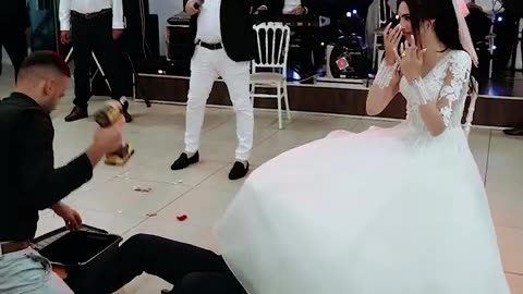 How to remove the garter at the wedding.🤩