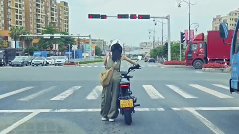 The car honked suddenly and I almost fell out of fear 👿😾😤#viral #funny #motovlog #motorcycle #cute
