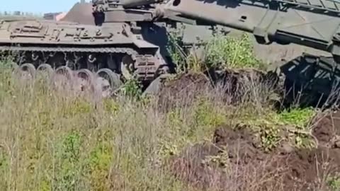 A German Pionierpanzer Dachs engineering vehicle digs out a Ukrainian T-64BV tank