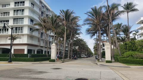 Couple talking in Palm Beach, Florida - South Ocean Boulevard