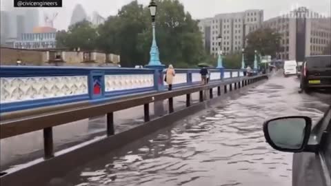 🇬🇧 LONDON (Tower) BRIDGE DROPS NOW: Watch as floods hit English capital