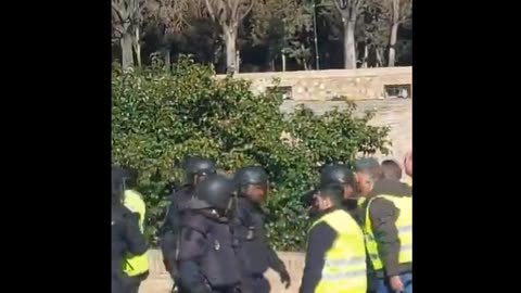 Espanjan sosialistihallitukselle työskentelevä poliisi käyttää nyt väkivaltaa
