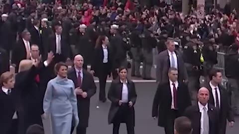 President Trump bodyguard using fake hands