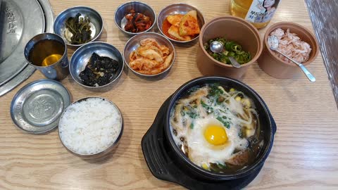 Korean food: kongnamul haejangguk( Bean Sprout Hangover Soup)