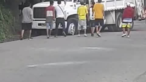 Atacan carro recolector de basuras en Bucaramanga