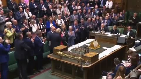 Boris Johnson se despede no Parlamento Europeu sob aplausos: "Hasta la vista, baby"