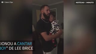 Pai se emociona ao cantar para filho com deficiência auditiva