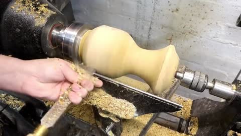 Carve The Bottom Of The Vase With A Knife