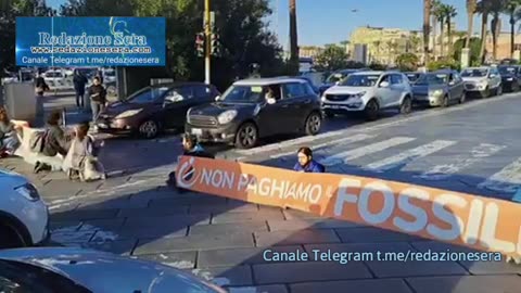 ENNESIMO BLITZ DI ULTIMA GENERAZIONE - I soliti nullafacenti pagati da SOROS & c. bloccano strade