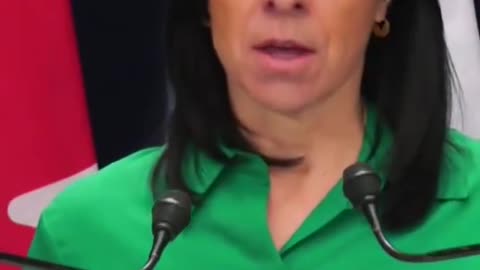 Valérie Plante maire de Montréal s’effondre en pleine conférence de presse le vaxx commence🤣😂🤡🤪
