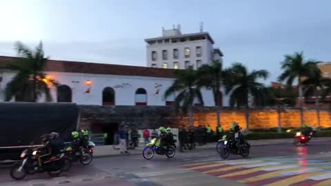 policias en el centro de Cartagena