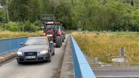 German farmers block numerous highway bridges