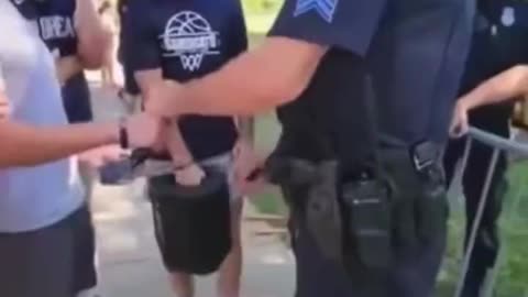 Young man arrested for sharing the Bible on a public sidewalk