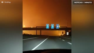 Pânico: Motorista atravessa incêndio 'dantesco' em estrada portuguesa