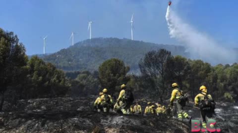 Spain firefighters battle to control huge Valencia wildfire