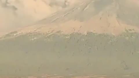 México | El volcán Popocatépetl incrementó su actividad esta mañana.