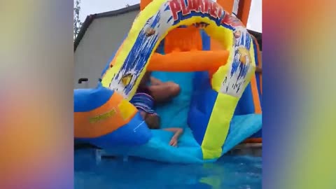 *FUNNY* SWIMMING POOL FAIL CAUGHT ON CAMERA