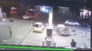 Video: Así fue la explosión de un vehículo en una estación de servicio