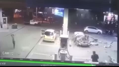 Video: Así fue la explosión de un vehículo en una estación de servicio