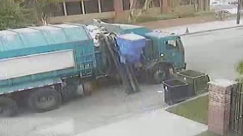 Hilarious Garbage Truck Has A Bone To Pick With Dumpsters
