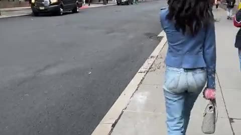 She wasn’t expecting THAT in Times Square ! 😳🤯