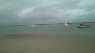 Filmando os barcos de pesca no mar ao cair da tarde, a praia estava enchendo [Nature & Animals]