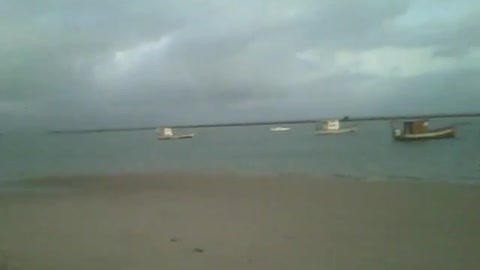 Filmando os barcos de pesca no mar ao cair da tarde, a praia estava enchendo [Nature & Animals]