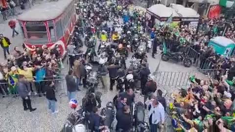 Bolsonaro participa de motociata e comício em Curitiba